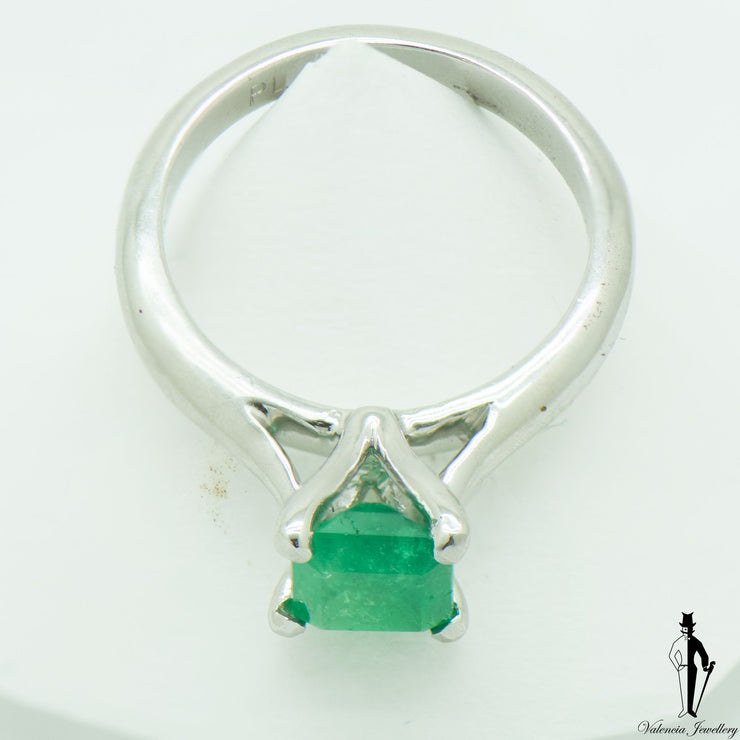 1.02 CT. Emerald Ring in Platinum